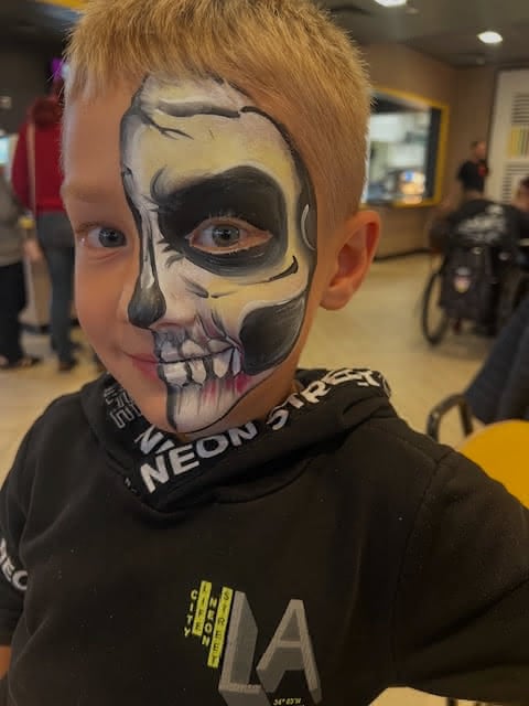 Kind mit halbem Totenkopf Facepainting