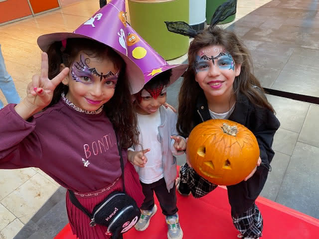 Kinder Halloween Verkleidung mit Kürbis und Gesichtsbemalung