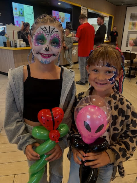 Kinder mit Gesichtsbemalung an Halloween