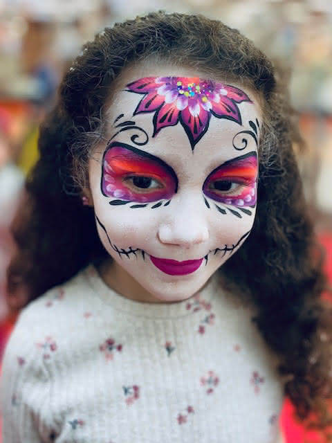 Mädchen mit Halloween-Gesichtsbemalung